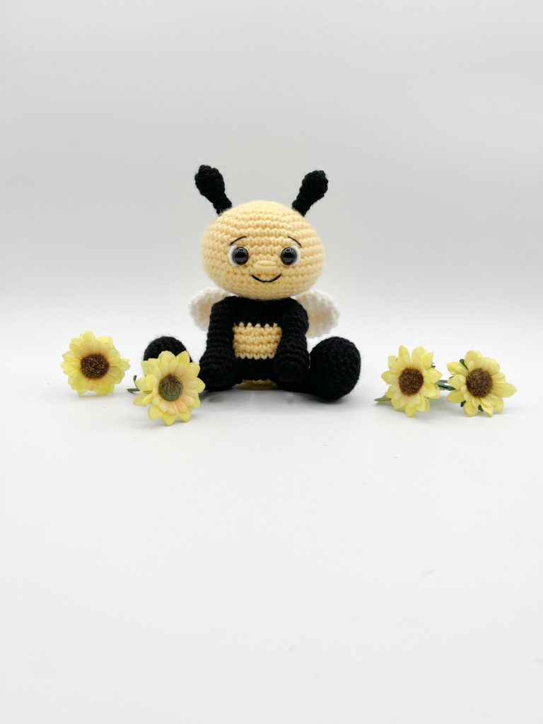 easy bee amigurumi
